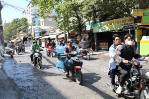 Mặt đường Tăng Nhơn Phú, TP Thủ Đức lại xuống cấp sau khi sửa