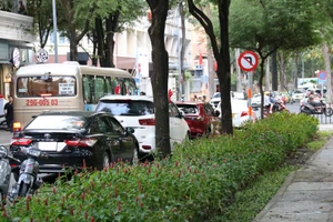Nhiều tuyến đường ở quận 1 ùn ứ vì dừng, đỗ xe không đúng quy định 