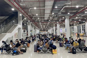 Người dân di chuyển xuyên đêm về quê nghỉ Tết Dương lịch 