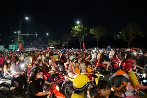 Kẹt xe tại TP. HCM vì người dân đi đón năm mới 2024.