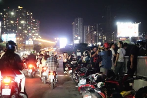 Người dân dừng xe kín cầu Sài Gòn xem pháo bông gây ùn tắc giao thông