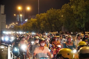 Người dân TP.HCM đổ về các điểm đón chào năm mới, nhiều tuyến đường ùn ứ 