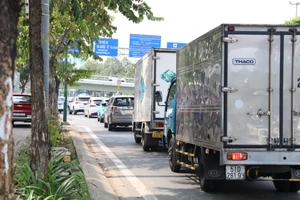 Cấm xe tải khu vực sân bay Tân Sơn Nhất là để giảm ùn ứ