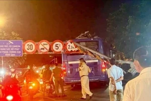 Xe buýt tông sập khung giới hạn chiều cao tại cầu An Phú Đông