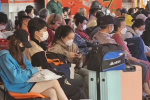 Người dân các tỉnh miền Tây bắt đầu về quê ăn Tết