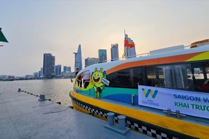 Trước thềm năm mới, du khách có thể đi buýt sông từ Công viên bờ sông Sài Gòn