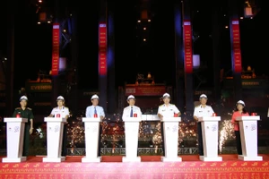 Bí thư Thành ủy TP.HCM tham gia phát lệnh làm hàng đầu xuân tại Tân cảng Sài Gòn