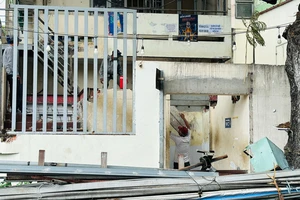 Người dân tất bật tháo dỡ bàn giao mặt bằng mở rộng đường Hoàng Hoa Thám, TP.HCM