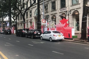 Một đơn vị dựng pano lấn chiếm lòng đường, hè phố để quảng cáo