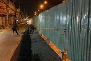 Nhiều người té ngã trên đường Võ Văn Ngân, chủ đầu tư xuyên đêm khắc phục