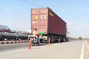 Cấm xe tải lên cầu Bình Phước 1 nhưng vẫn có xe chạy