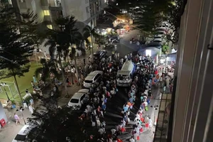 Hết cảnh hàng ngàn cư dân chung cư E-home mang xô, chậu chờ lấy nước xuyên đêm