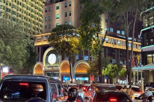 Người dân TP.HCM đổ ra đường xem bắn pháo hoa, có tuyến đường phải tạm ngưng lưu thông