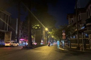 Hàng loạt biển quảng cáo, đèn điện trang trí... tắt để tiết kiệm điện