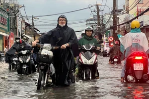 Đường Kha Vạn Cân, TP Thủ Đức ngập nửa bánh xe do mưa lớn