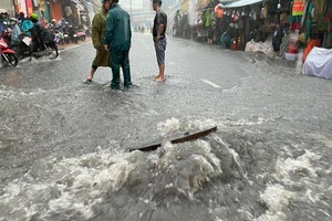 Lý do nắp cống thoát nước trên đường Võ Văn Ngân, TP Thủ Đức bung lên sập xuống 
