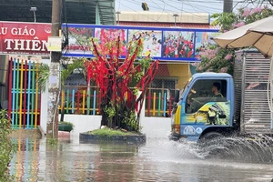 Sau cơn mưa lớn, đường Lò Lu TP Thủ Đức bị ngập nước