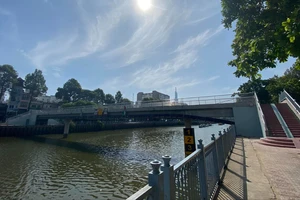 Hoàn thành cầu đi bộ 10 tỉ đồng bắc qua kênh Nhiêu Lộc - Thị Nghè