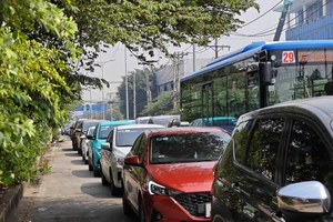 Kẹt xe kéo dài khu vực phà Cát Lái, TP Thủ Đức