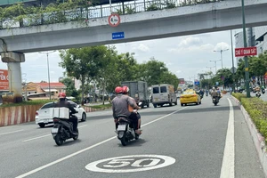 Sẽ có thêm các biển báo hạn chế tốc độ ghi ngay trên mặt đường ở TP.HCM