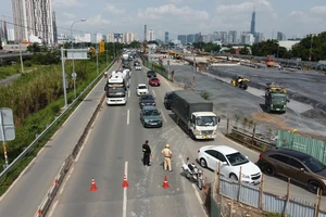 Nhiều tuyến đường phía Đông TP.HCM bị ùn ứ, tạm thời đóng đường vào cao tốc