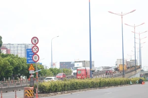 Trả lời về tin đồn sẽ cấm xe tải, container lên cầu vượt ngã tư Thủ Đức, TP.HCM