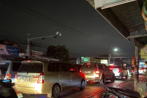 Khuya 14-7 các phương tiện vẫn xếp hàng chờ lên phà Cát Lái về TP.HCM
