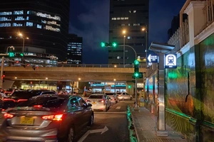 Xuất hiện biển báo metro số 1 bắt mắt ở trung tâm TP.HCM