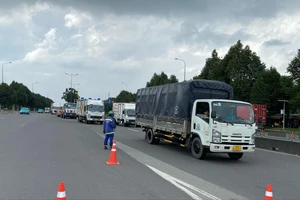 Từ 27-7, cấm container và xe tải trên 5 tấn lưu thông qua cầu vượt thép ngã tư Thủ Đức
