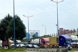 Ngã tư Thủ Đức ùn ứ hàng dài trong ngày đầu cấm xe tải qua cầu vượt