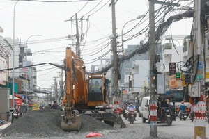 Khi nào di dời loạt trụ điện trên đường Tân Kỳ Tân Quý?