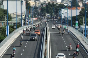 Thông xe cầu Nam Lý, người dân thoát cảnh kẹt xe