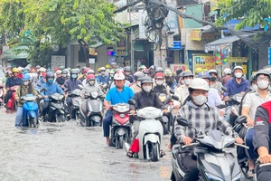 Đường Kha Vạn Cân, TP Thủ Đức ngập sâu từ sáng sớm khiến giao thông hỗn loạn