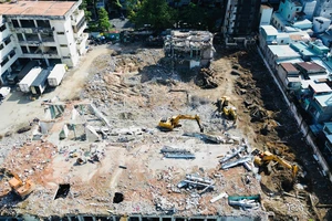 Chùm ảnh: Cấp tập tháo dỡ công trình trên khu đất vàng 419 Lê Hồng Phong