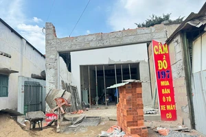 Người dân tất bật dọn dẹp để bàn giao mặt bằng đường Lã Xuân Oai, TP Thủ Đức