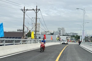 Cầu Rạch Đỉa hoàn thành sớm 1 tháng, người dân vui mừng đi trên cầu mới