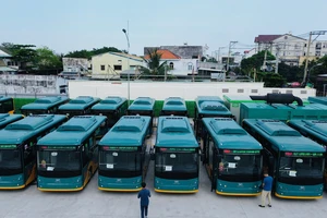 Hình ảnh xe buýt điện kết nối metro số 1 trước ngày lăn bánh