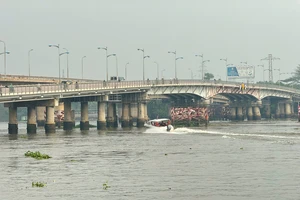 Khi nào sẽ hết cấm ô tô qua cầu Bình Triệu 1?