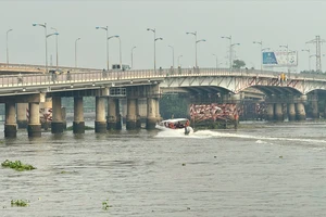 Lùi thời gian cấm ô tô qua cầu Bình Triệu 1