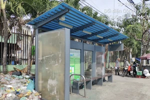 Nhiều điểm dừng xe buýt ở TP.HCM bị lấn chiếm, tập kết rác