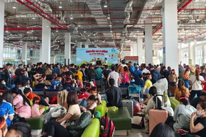 Người dân nô nức đến Bến xe Miền Đông mới đón xe về quê ăn Tết