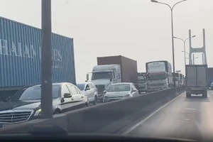 Cao tốc TP.HCM - Long Thành - Dầu Giây đang ùn ứ, hạn chế phương tiện