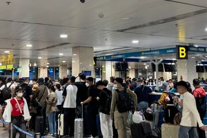 Sân bay Tân Sơn Nhất đông đúc, huy động thêm đoàn viên hỗ trợ