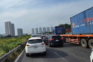 Sáng mùng 2 Tết, kẹt xe trên đường dẫn cao tốc TP.HCM - Long Thành - Dầu Giây