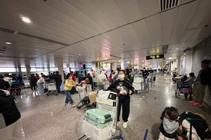 Người dân bắt đầu đổ về TP.HCM, sân bay Tân Sơn Nhất đông đúc