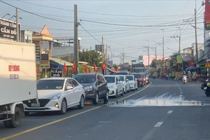 Hàng ngàn phương tiện chờ qua phà Cát Lái chiều mùng 5 Tết
