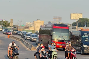 Cửa ngõ phía Đông TP.HCM hàng dài phương tiện nối đuôi