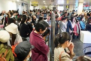 Hôm nay, người dân vẫn đổ về TP.HCM qua sân bay Tân Sơn Nhất