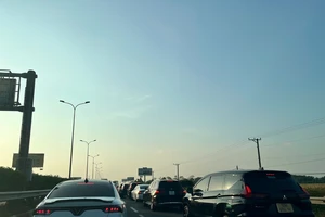 Cao tốc TP.HCM - Long Thành - Dầu Giây: Xe bị ùn ứ, di chuyển rất chậm