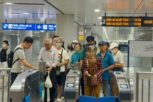 Nhiều hình thức thanh toán không dùng tiền mặt khi đi metro số 1